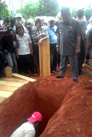 Rano Karno Minta Panjang Liang Kubur Pepeng Ditambah 